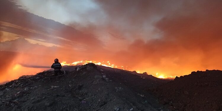 Groapa de gunoi a municipiului Arad a luat foc de două ori în două zile