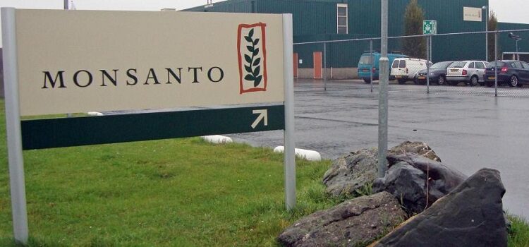 Monsanto, amendă de 400.000 de euro pentru că a colectat datele a peste 200 de politicieni, jurnaliști și activiști