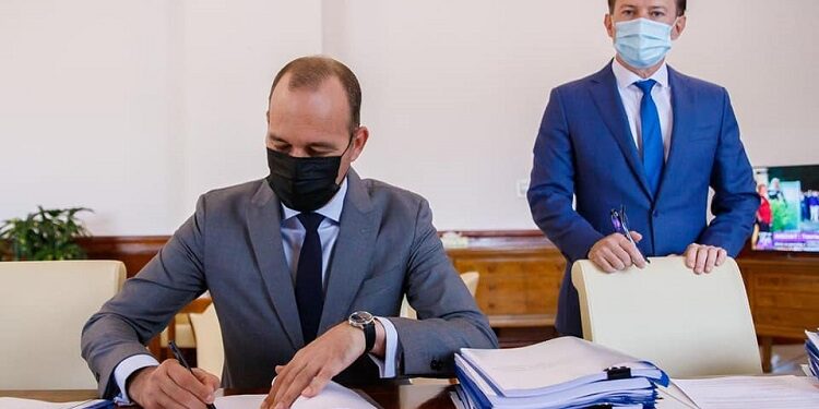 Premierul Cîțu nu știe cât costă o pâine, iar ministrul Vîlceanu nu știe cât e salariul minim net pe economie