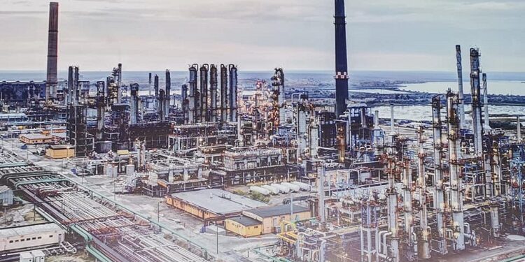 Rafinăria Rompetrol de la Petromidia, amendă de 100.000 lei de la Garda de Mediu