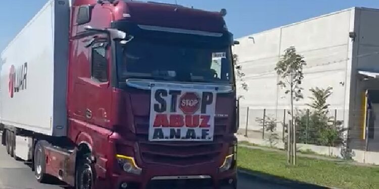 400 de transportatori protestează la Arad și Oradea împotriva impozitării retroactive a diurnelor primite de șoferi