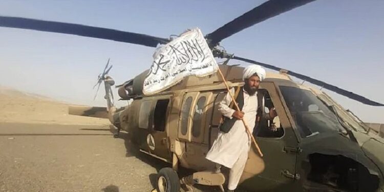 Elicoptere și arme fabricate în SUA, cufărul de război al talibanilor din Afganistan