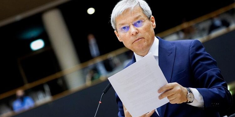 Dacian Cioloș a câștigat primul tur al alegerilor interne pentru șefia USR PLUS, deși Dan Barna era favorit