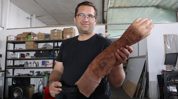 Tatăl roboților. Dorin Hirțe a creat un braț bionic pentru un bihorean căruia i-a fost amputată mâna