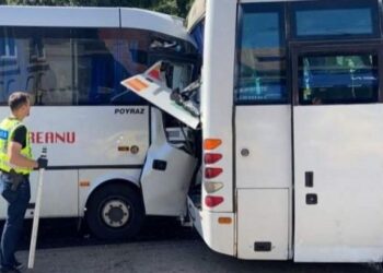 10 persoane au fost rănite ușor în urma unui accident între două microbuze