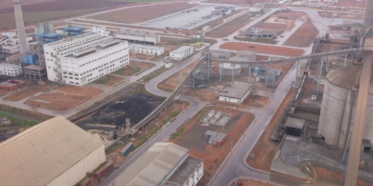 Compania Lafarge este acuzată de complicitate la crime împotriva umanității pentru că a finanțat gruparea ISIS din Siria