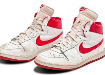 Cele mai vechi ghete Nike Air Ship purtate de Michael Jordan, scoase la licitație pentru minim 1.000.000 USD