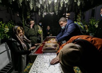 Moaștele Sfintei Parascheva, ocrotitoarea Moldovei, așezate în baldachinul din curtea Catedralei Mitropolitane