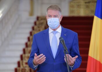 Klaus Iohannis a trecut de la „am învins pandemia” la restricții și carantină de noapte pentru nevaccinați. De luni, toți elevii intră în vacanță