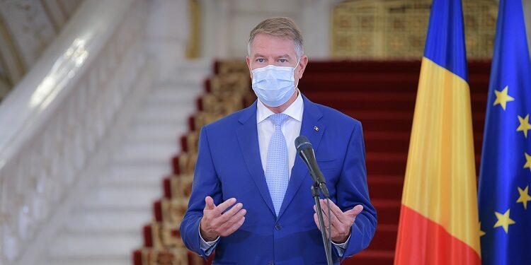 Klaus Iohannis a trecut de la „am învins pandemia” la restricții și carantină de noapte pentru nevaccinați. De luni, toți elevii intră în vacanță