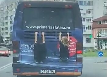 Doi copii din Slatina s-au agățat de un autobuz aflat în mers