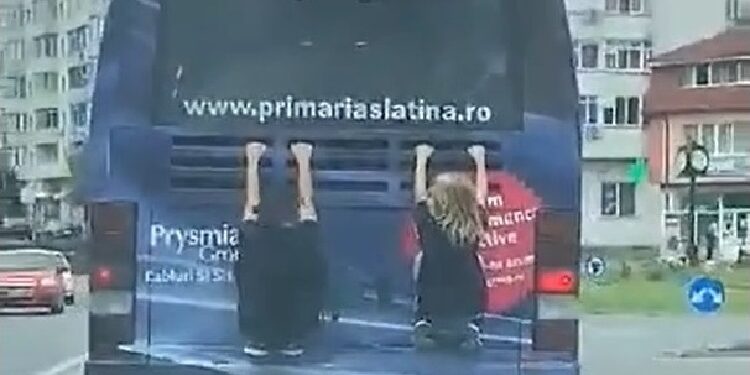 Doi copii din Slatina s-au agățat de un autobuz aflat în mers