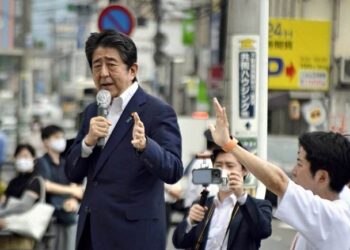 Shinzo Abe a fost asasinat. Fostul premier al Japoniei a fost împușcat în timp ce susținea un discurs electoral în orașul Nara