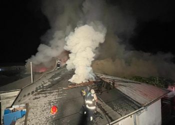 Incendiu în cartierul Ferentari, stins cu 13 autospeciale