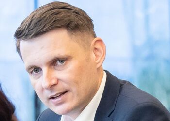 Primul scandal în Guvernul Ciolacu. Cine este liberalul Mircea Abrudean pe care premierul Marcel Ciolacu nu l-a numit în funcția de secretar general al Guvernului?