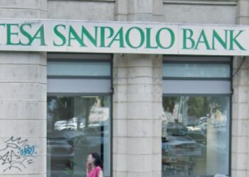 Intesa Sanpaolo cumpără First Bank România de la fondul american de investiții JC Flowers