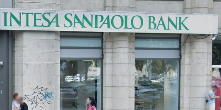 Intesa Sanpaolo cumpără First Bank România de la fondul american de investiții JC Flowers