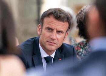Avertismentul lui Emmanuel Macron îi sperie pe francezi?