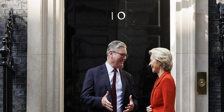 Primul Summit UK – UE, acord revoluționar pe apărare și securitate, pescuit și alimente