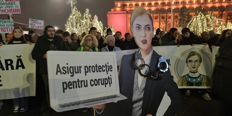 Justiție Capturată: Protestatarii din Piața Victoriei cer demisia Liei Savonea